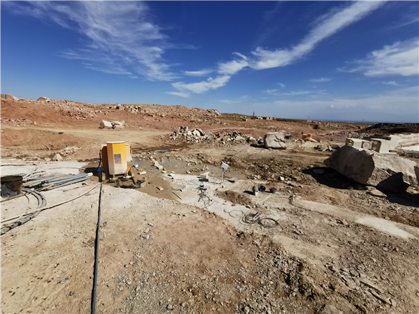 長沙凱發(fā)超硬材料科技有限公司,長沙礦山石材開采設(shè)備銷售,長沙金剛石繩鋸機銷售,金剛石串珠繩生產(chǎn)銷售，水平鉆機生產(chǎn)銷售